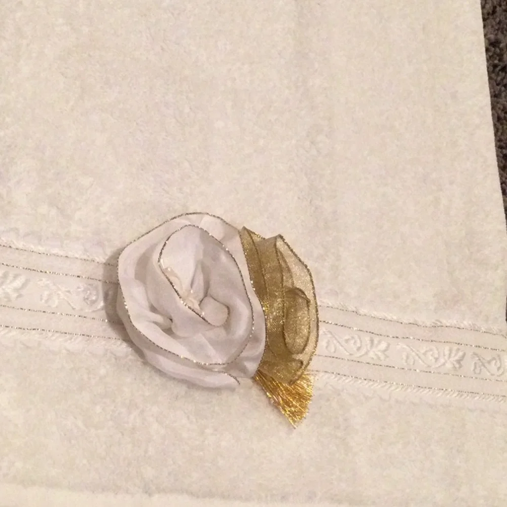 NWT Set of 2 Fieldcrest Decorative Towels